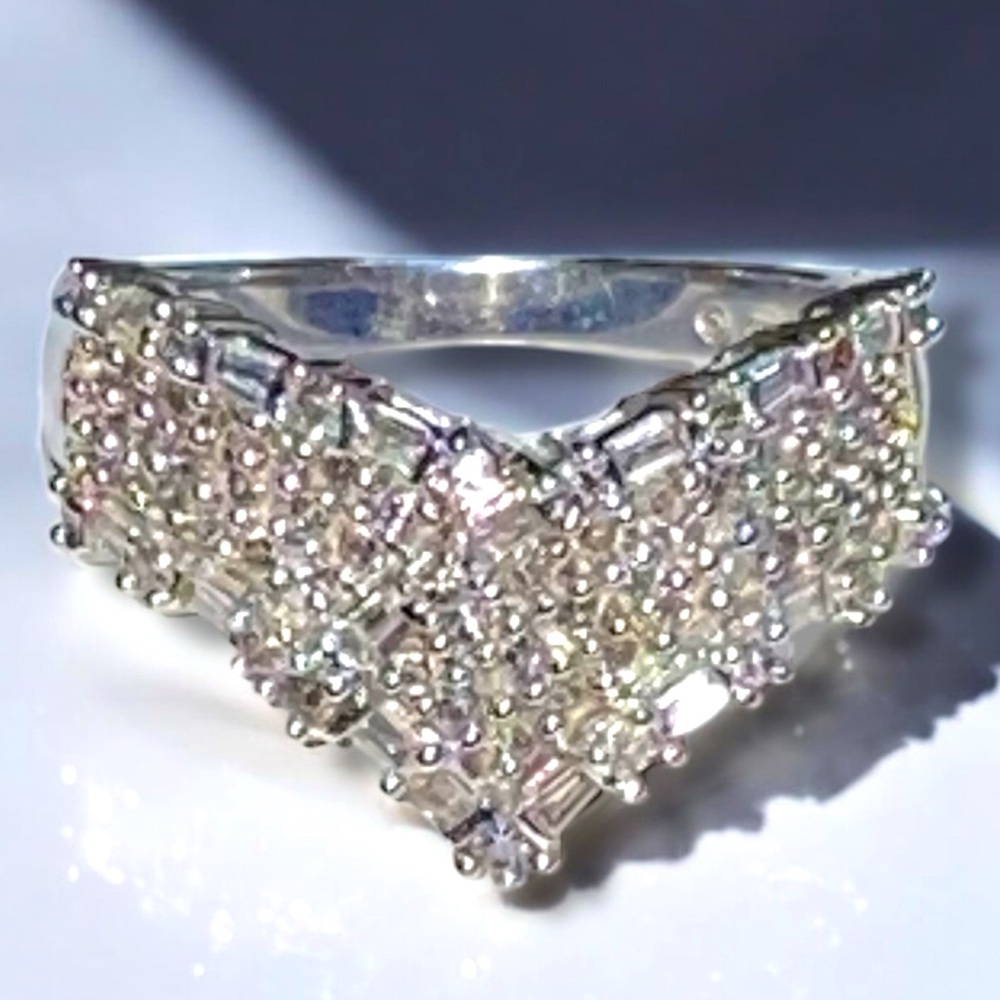 Vintage 14K White Gold Diamond “V” Band Ring Size 7 GORGEOUS!!